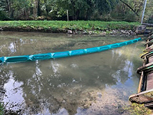 Barrage antipollution pour dévier les débris flottants vers une vanne de décharge | DIFOPE