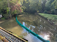 En pisciculture, le barrage flottant protège les dégrilleurs des morceaux de bois flottants | DIFOPE