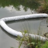 Barrage antipollution : installation d'un boudin absorbant en liège LISORB