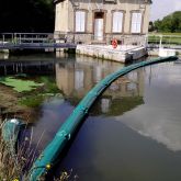 Barrage flottant anti déchets végétaux