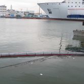 Barrage absorbant hydrocarbures en zone portuaire