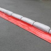 Barrage absorbant pour hydrocarbures avec jupe en PVC réutilisable